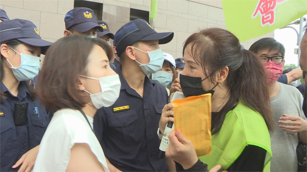 社子島開發案抗議爆推擠 自救會長泛淚交陳情書