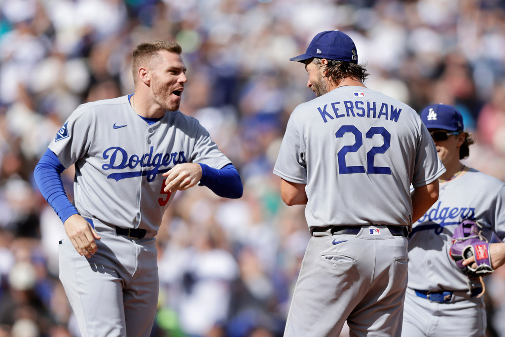 MLB(影)／無失分謝幕！柯蕭例行賽最終戰完美退場　隊友獻上擁抱全場觀眾起立歡呼