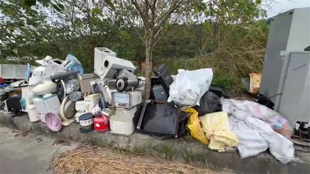 苗栗銅鑼「鐵皮回收屋」大火 風勢強勁助長火勢竄濃煙