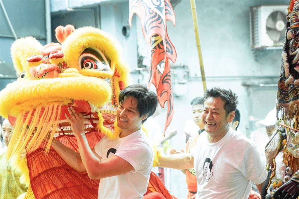 在地上滾、用手走路都不忘照看兒子徐新洋!徐乃麟「父親一輩子責任」