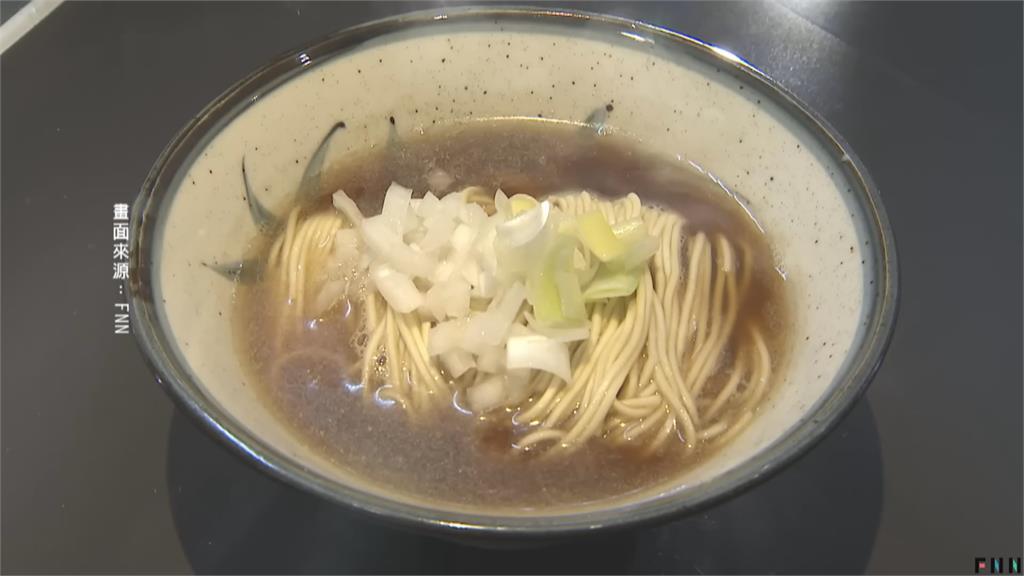 吃麵不准滑手機！ 日本拉麵店推新規定掀討論