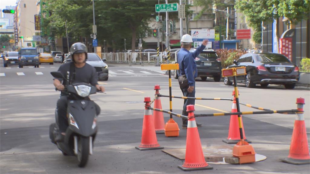 高雄前金區有天坑！2電動車經過釀車損
