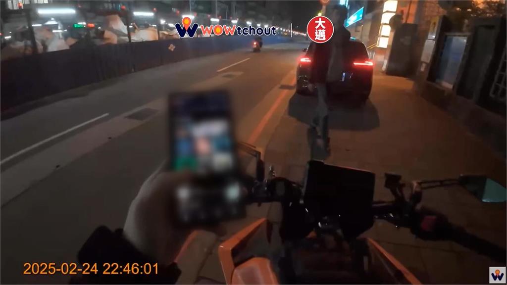 轎車突切車道被按喇叭 駕駛反怪對方亂叭嗆:去撞牆啦