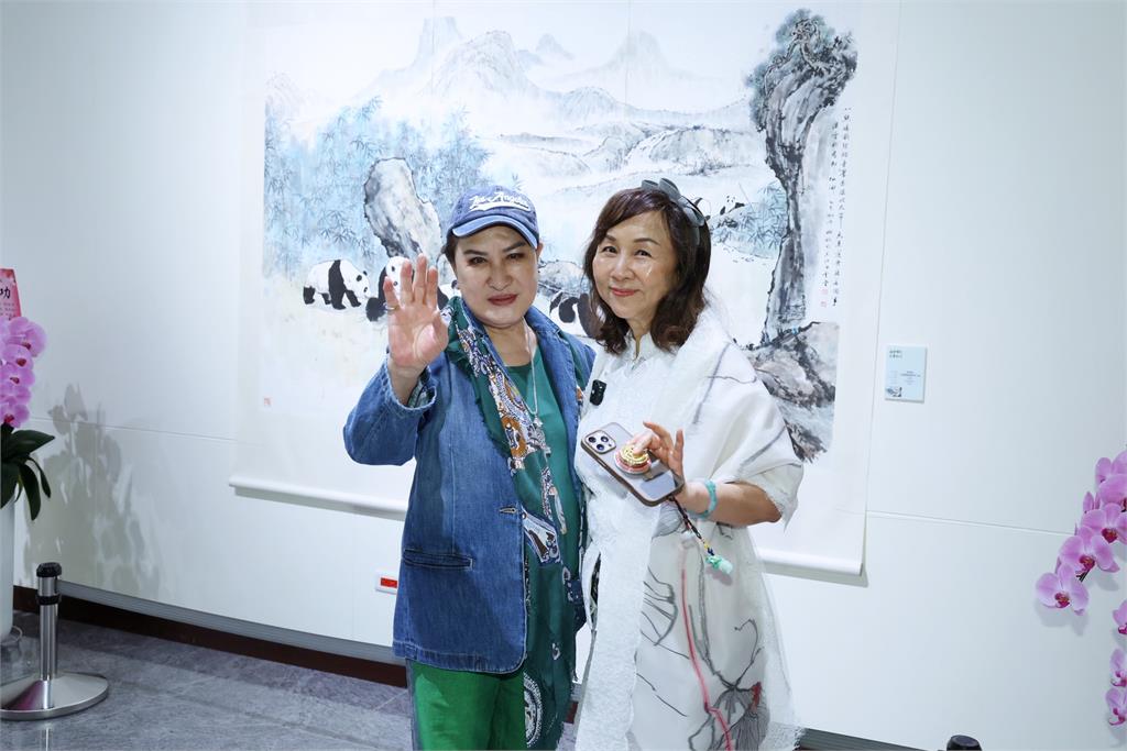 歌仔戲國寶楊麗花現身畫展！力挺乾妹黃湘詅「白雲傳承・水墨初心」畫有色香