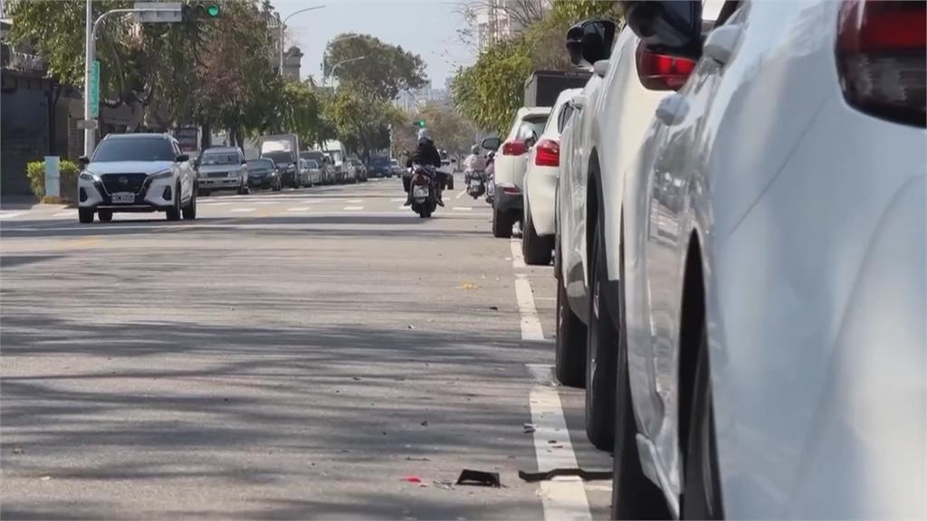 男撞路邊2轎車棄車逃逸　目擊民眾：渾身酒味疑酒駕