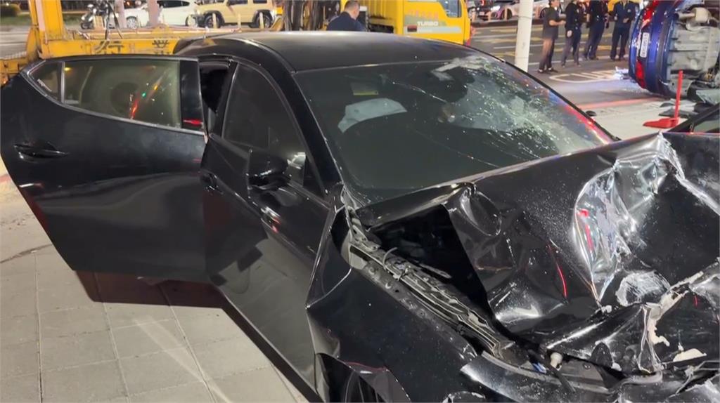 高雄2車猛撞"1車衝捷運站出口側翻" 5人受傷