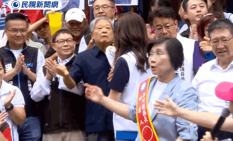 李乾龍「護航范振宗」突伸手摸記者？示範喊「摸一下沒那麼嚴重」她超傻眼