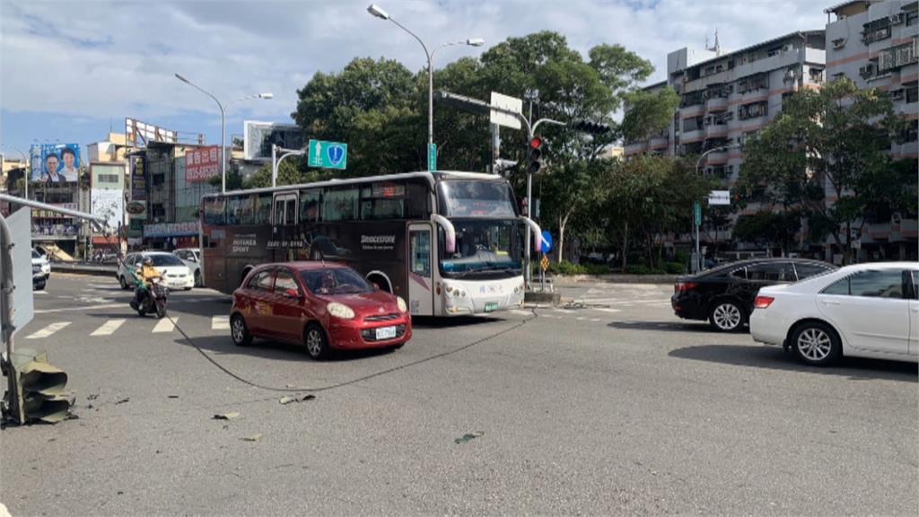出包!台中大貨車吊臂沒收 扯斷紅綠燈害交通停擺