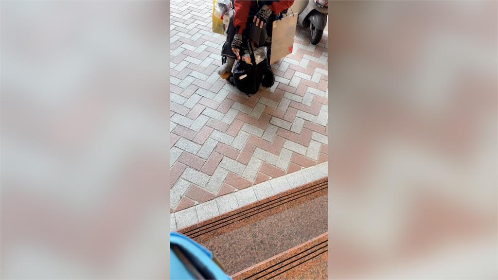 男特地北上桃園排隊買刮刮樂　見身障伯排不到暖心讓出