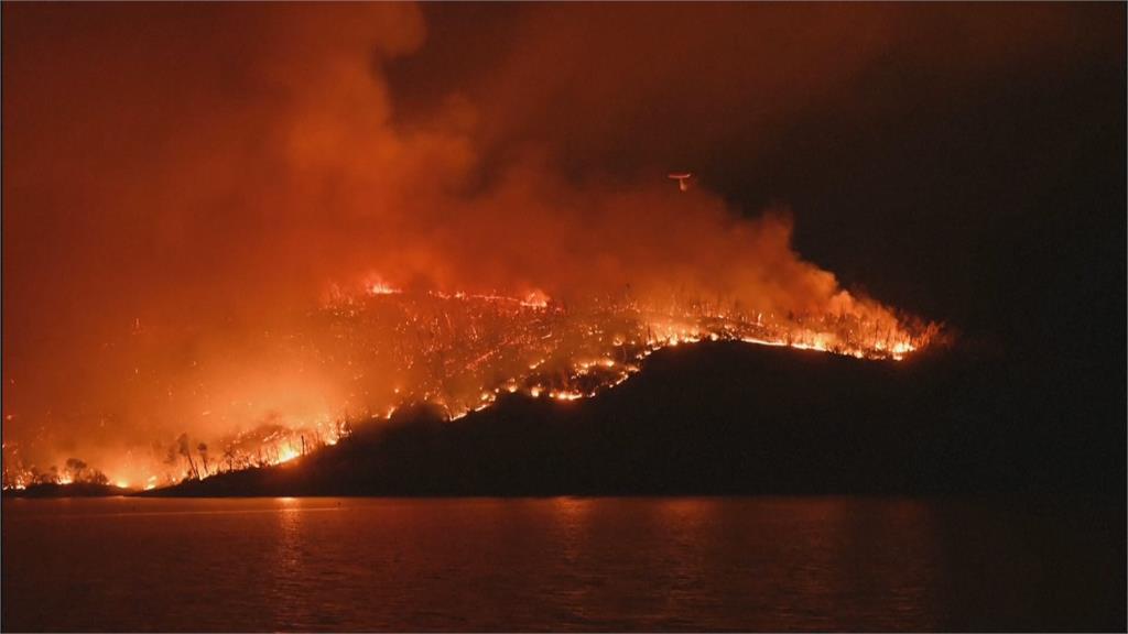 美獨立日北加州爆野火 近3萬人接撤離令、7消防員受傷