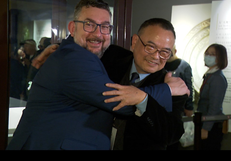 「翠玉白菜」順利返家　台捷兩國館長復刻世紀擁抱