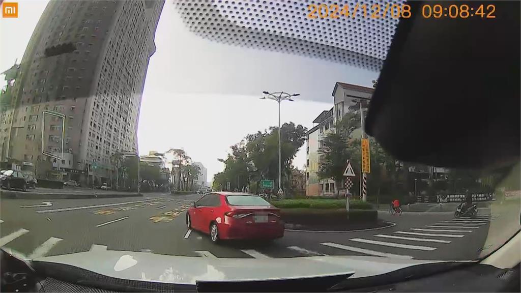 離譜!行駛右轉道鑽到直行道 因車速過猛「車體甩尾」
