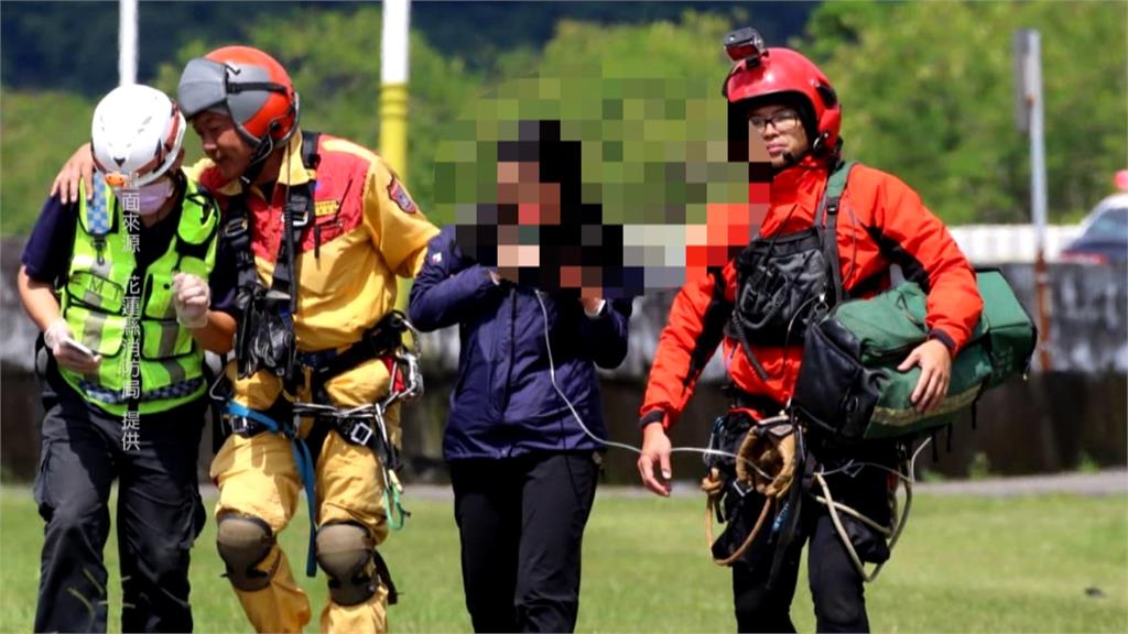 女子登新屏風山疑高山症發作 警消漏夜救援!直升機吊掛送醫