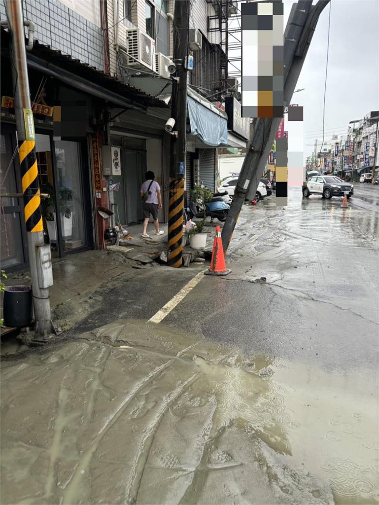 快新聞／豪雨釀禍？台南路面突塌陷　水管破裂、路標桿傾斜畫面曝光