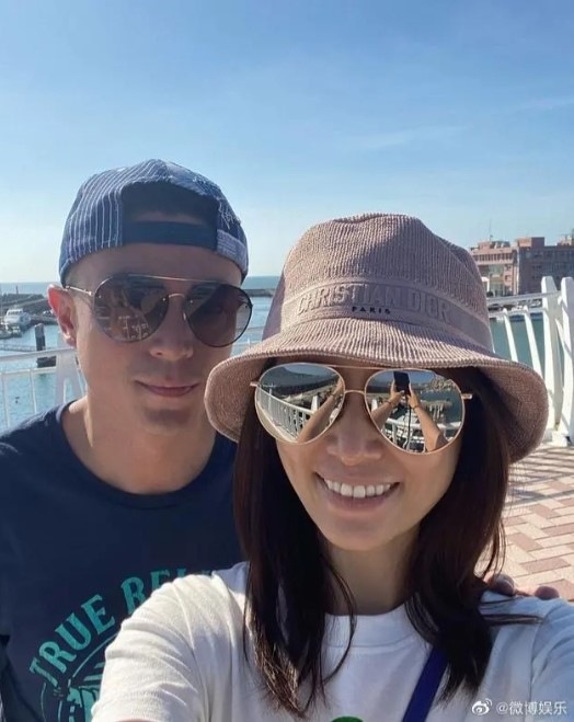 林心如慶結婚9周年低調放閃！紅酒杯倒影「藏玄機」閃瞎粉絲