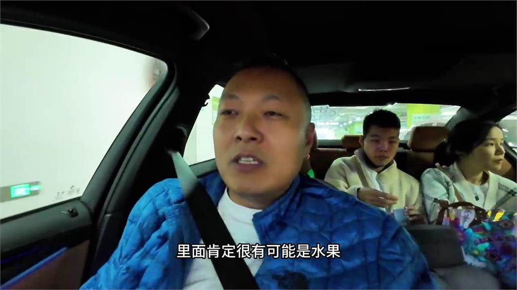 睽違1年返家!中國網紅剛落地「行李就被扣」 原因竟是這東西:要給朋友的