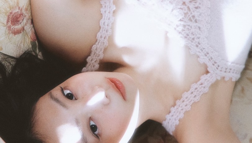 Jennie「藕粉蕾絲照」曝!大玩「性感誘惑」吸引廣大粉絲朝聖 Jennie最新畫報「藕粉蕾絲裝」公開!大玩「性感誘惑」289萬粉嗨洗愛心