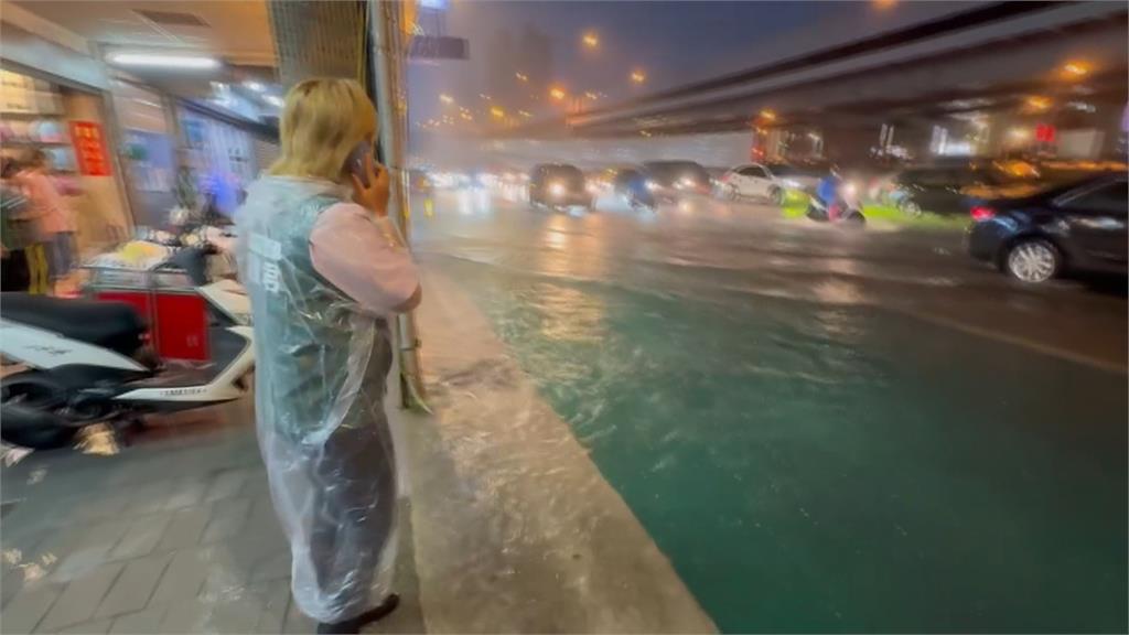 雷雨炸板橋！　華江橋機車道變滑水道　馬路慘淹水