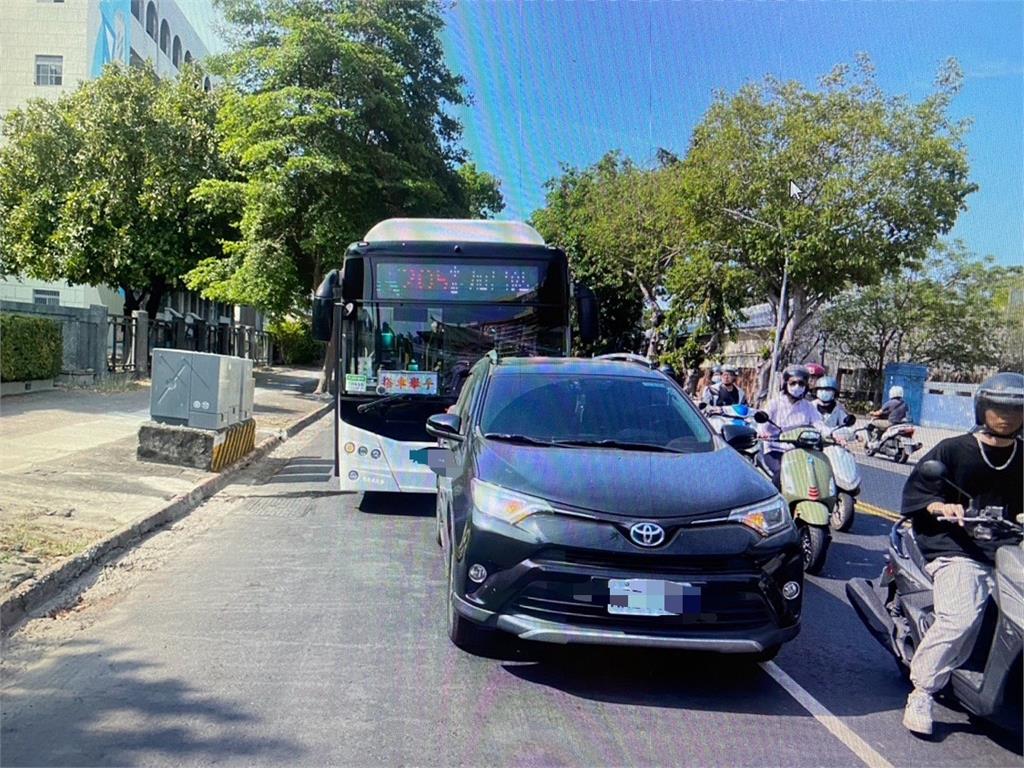 開到睡著?客運停紅燈突追撞前車 客運公司:駕駛一時恍神
