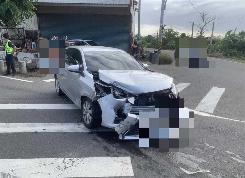 嘉義救護車鳴笛過路口 遭女駕駛攔腰撞翻3人輕傷