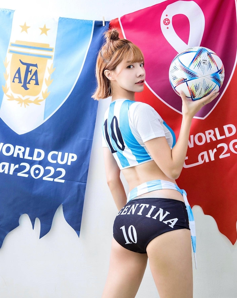 世足冠軍賽今開踢！「最正MC」穿這樣挺阿根廷　網嗨：字母都變形了