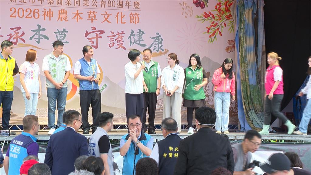 尷尬！蘇巧慧同台主動握手寒暄　才開口致詞「他」秒轉頭離開