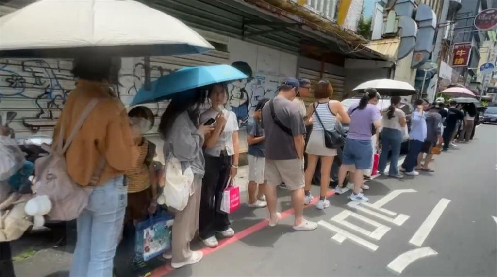 超消暑！嘉義飲料店推木瓜牛奶冰沙　民眾排隊近１小時搶買