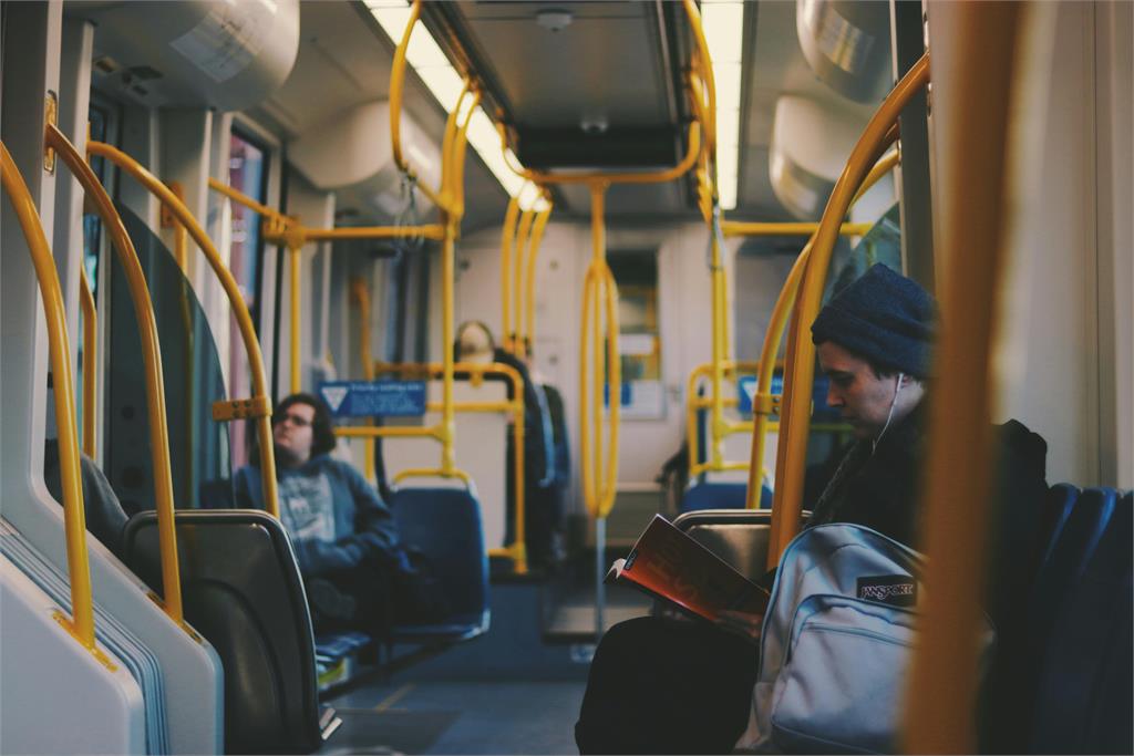 澳洲交通局PO文呼籲搭車「腋下別朝著人」!醫師曝「3招」破解汗臭社交危機