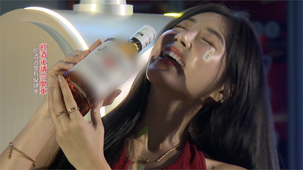 安芝儇驚喜現身信義區　為三得利站台擔任一日店長