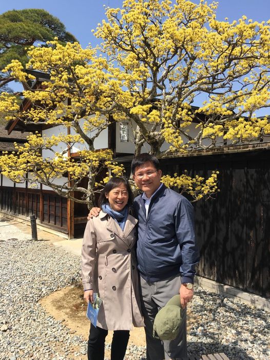 夫妻同台!廖婉如分享兩人首次見面 林佳龍頂著捲髮短褲配拖鞋