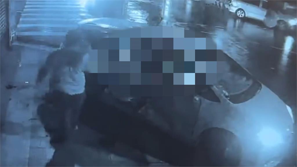 小黃違規左轉遭灑水車撞! 車內乘客身亡母親相驗哭紅雙眼