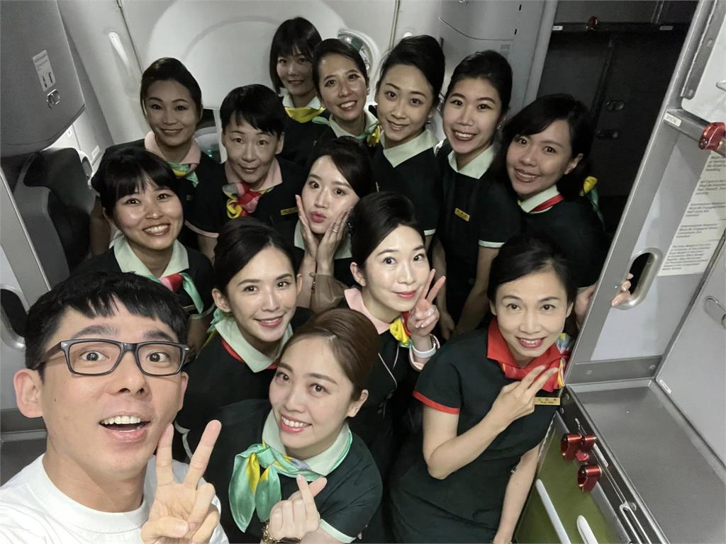 阿滴趁 Joeman睡著偷來!「被美女空姐包圍」4萬網朝聖:改叫滴哥英文