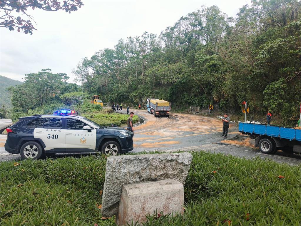 花蓮台11線彎道150個油桶翻覆　打滑事故頻傳