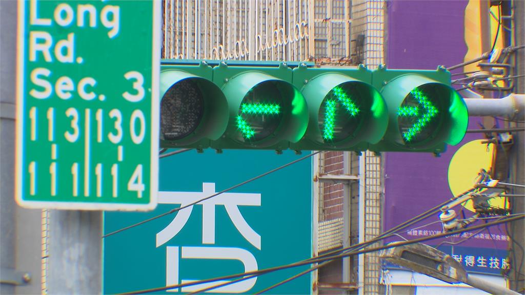 汽車搶快違規闖燈轉彎撞飛機車 一排路人慘遭波及成「人肉保齡球」