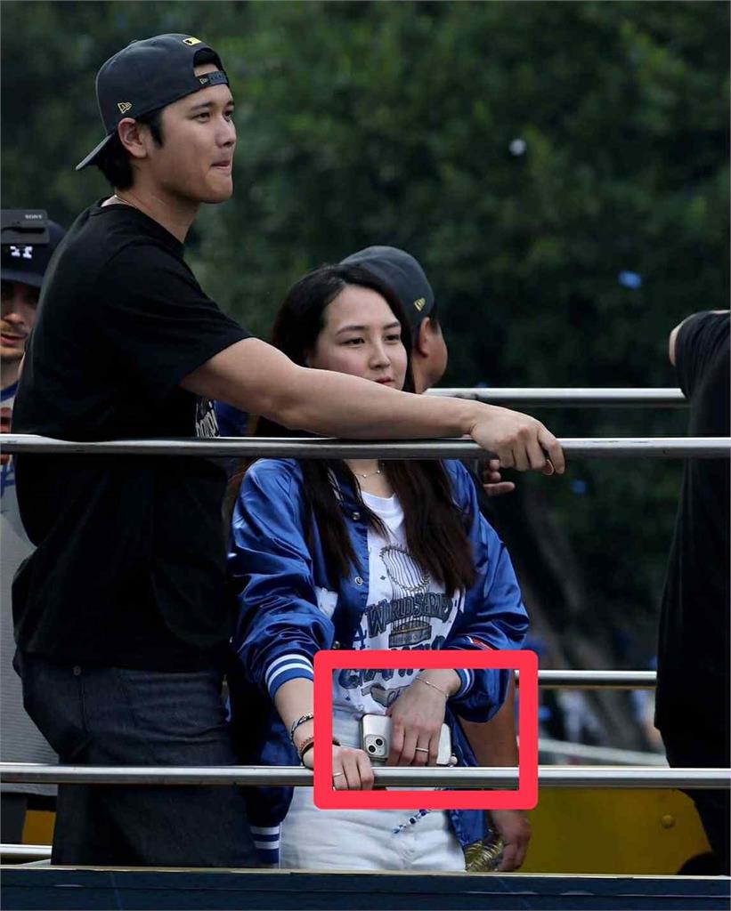 MLB/真美子有夠簡樸!老公大谷翔平每年薪水逼近億!卻還在用「這款」舊手機