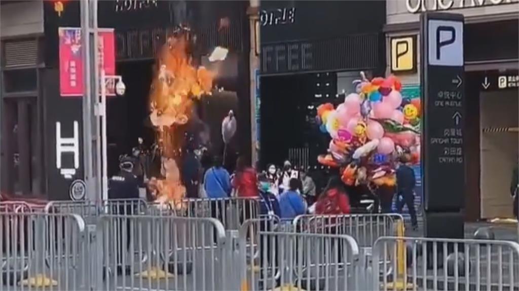 深圳保全趕氣球小販竟在鬧區點火　球體爆破「竄2層樓高火焰」瞬間曝