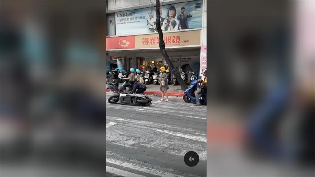 曳引車沒固定好土石散落一地 釀4機車打滑5人擦挫傷