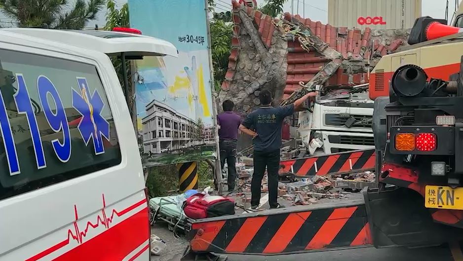 快新聞/聯結車撞垮南投慶福寺牌樓 2人受困「副駕駛當場死亡」
