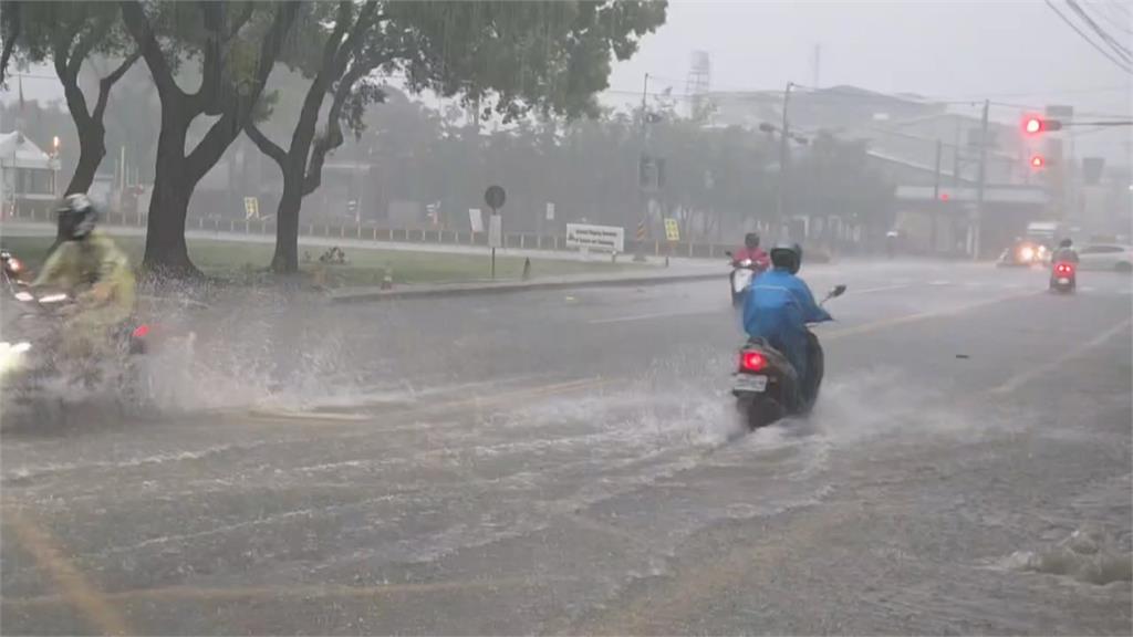 雨彈強襲！正值期末考周　屏科大學生騎車慘摔被沖走
