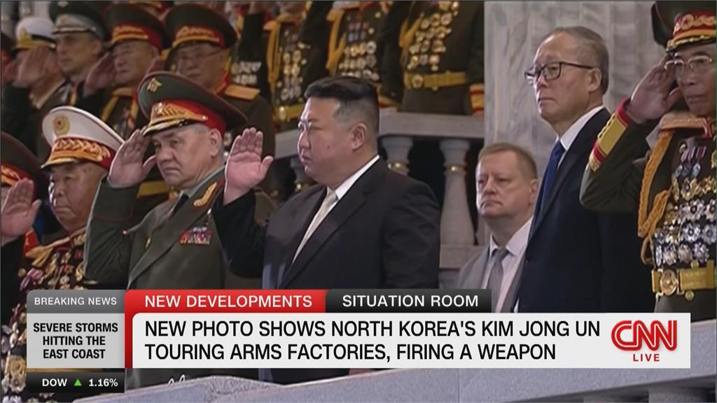 秀肌肉? 北朝鮮官媒公布金正恩視察兵工廠照片