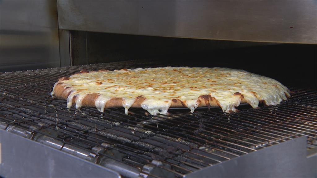 餐飲拚創新！　業者推「一公斤」重量級披薩