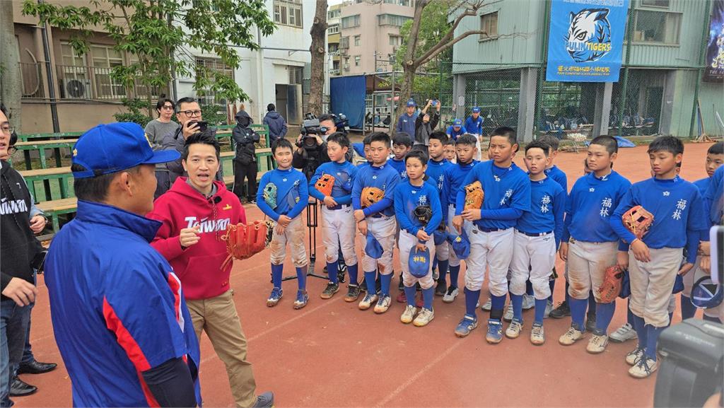 何志偉、游明諺力挺基層棒球  盼孕育台灣未來之光