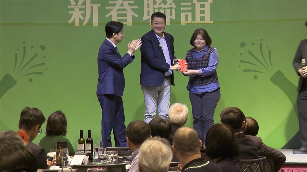 與賴清德出席民進黨春酒抽獎 蕭美琴幽默稱「本來想拿立陶宛巧克力」