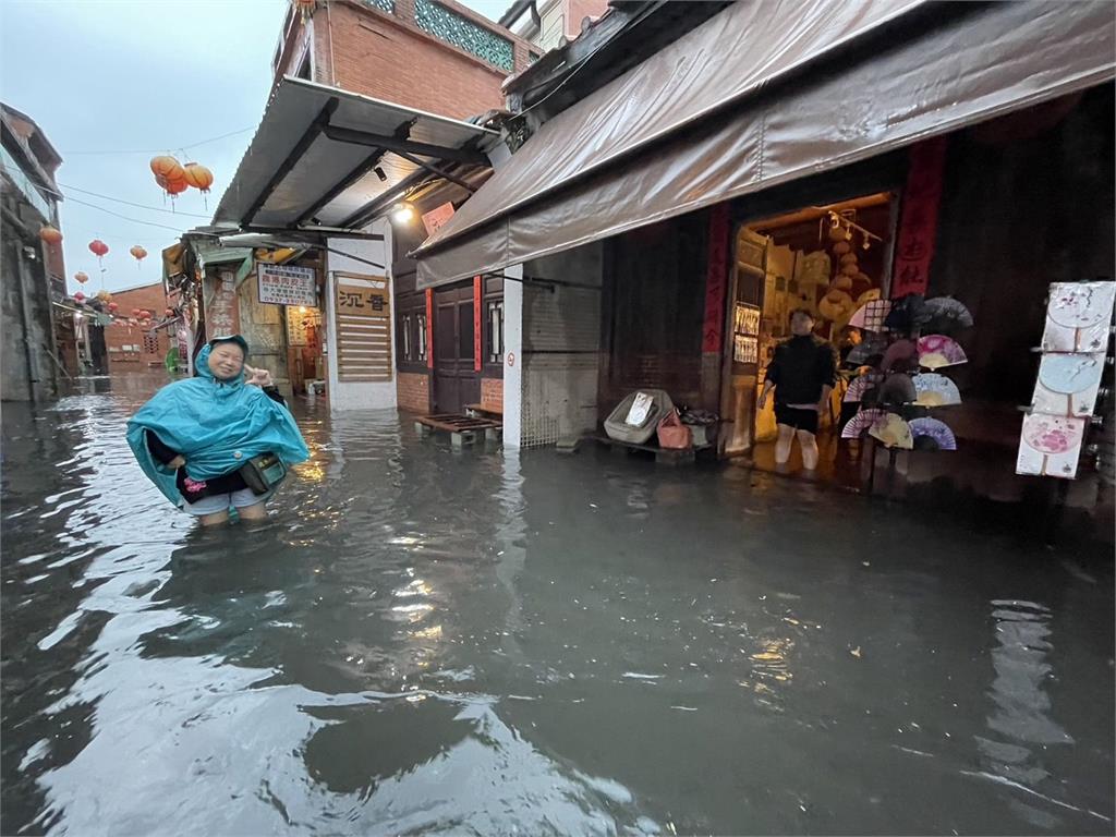 豪雨狂炸彰化！鹿港天后宮廣場成池塘　神桌、天公爐全泡水