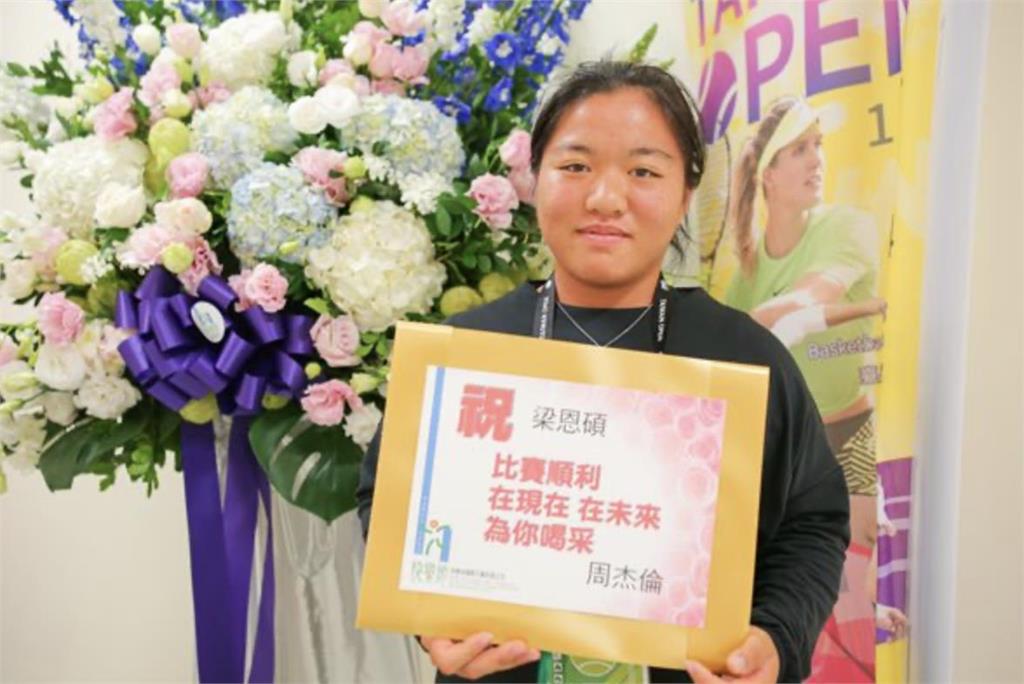 溫網／從小聽周杰倫歌長大！台灣「小鋼砲」梁恩碩IG曬照與偶像「周董」溫布頓相見歡