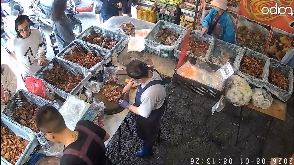 連偷3次！　女子夾了滷味偷塞包　店家怒報警逮人