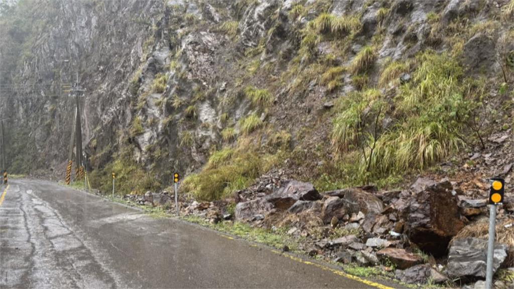 大雨灌中橫便道! 50公斤落石重擊駕駛當場濺血
