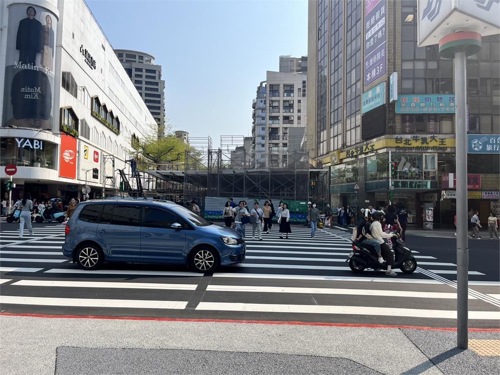 台北小澀谷「人車爭道」　交管處急畫斑馬線補救