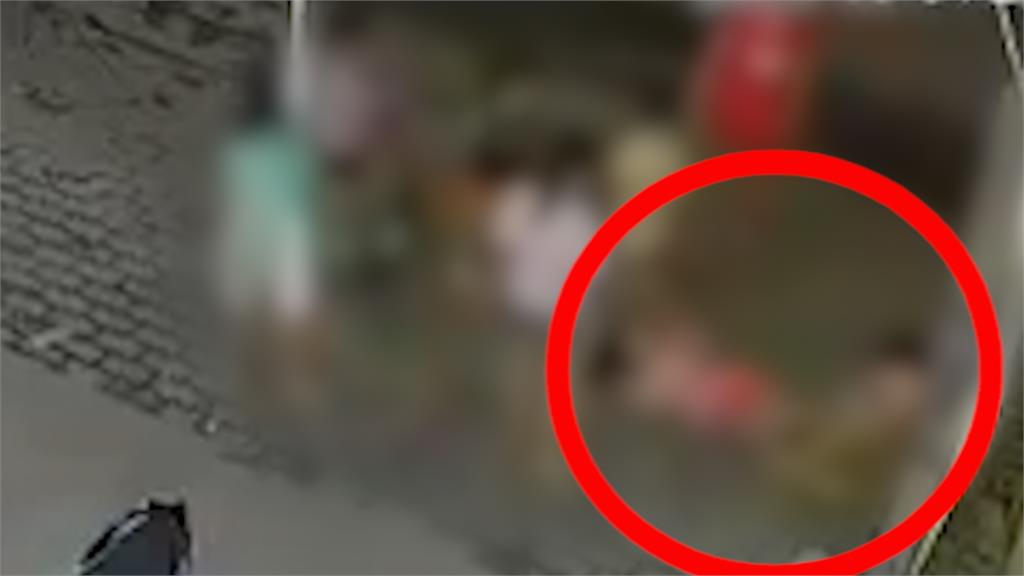 觸電悲劇!女童玩耍靠近廣告燈箱「慘叫倒地」 同伴好奇碰一下瞬間癱軟