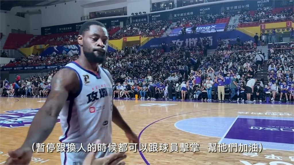 要價5千!他體驗「至尊場邊席」 跟球員零距離擊掌大讚:值回票價